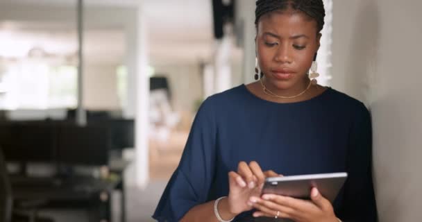 Siyahi Kadını Tablet Çevrimiçi Iletişim Için Ofiste Durmak Web Sitesi — Stok video