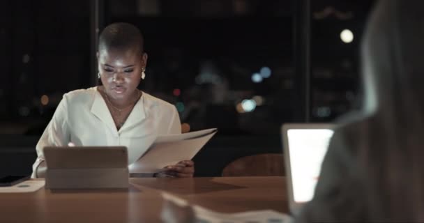 黑人妇女 平板电脑和办公室的研究 规划和迟到的文件 网络和焦点 企业妇女 移动技术以及协议 合同和向保险机构报告的纸张 — 图库视频影像