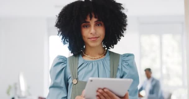 Face Business Black Woman Tablet Connection Social Media Portrait African — Vídeos de Stock