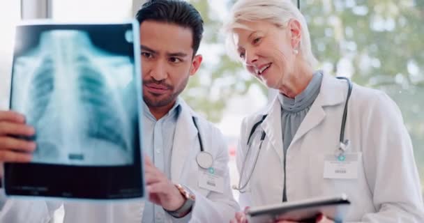 Röntgen Tanácsadás Csapatmunka Orvosok Kórházban Tabletta Megvitatása Teszteredmények Egészségügyi Radiológiai — Stock videók