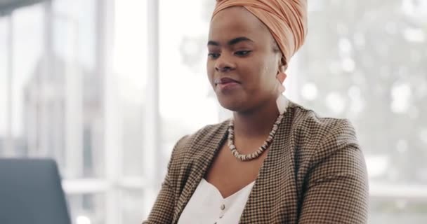 Portrait Face Black Woman Office Building Happy Smile Working Email — Vídeos de Stock