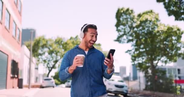 Dance Phone Music Man Walking Urban City Street Listening Radio — Vídeos de Stock