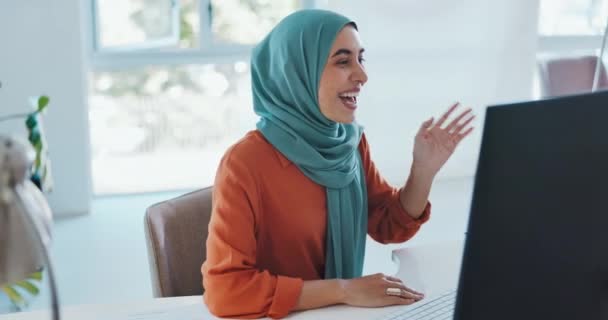 企业的穆斯林女性 在办公室里用电脑 微笑和在线交流的方式打电话 打手势和录像 伊斯兰宗教组织的专家 Pc和高兴地在应用程序 互联网和贝鲁特聚首一堂 — 图库视频影像