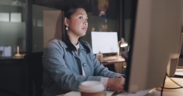 女商人 文件以及与伙伴和文书工作的合作 在办公室一起工作 对话和规划与纸张 合作在办公桌和计算机 在线和帮助 — 图库视频影像