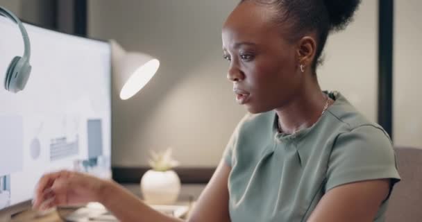 疲れや頭痛のあるオフィスの机でコンピュータ上で作業しながら 黒のビジネス女性は ストレスや夜に燃え尽きます 不安とオンライン作業の問題に不満を持つ女性起業家 — ストック動画