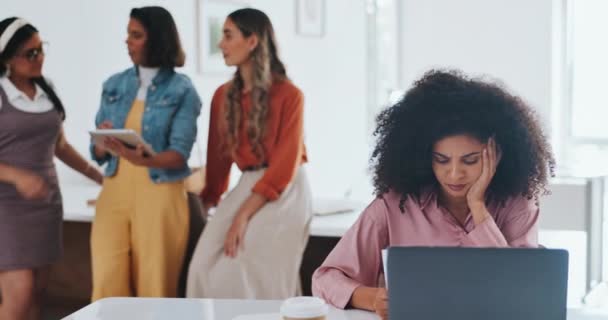 黒のビジネス女性は オフィスで創造性の計画 不満とウェブデザイン戦略に取り組んで文書やノートパソコンをスローします アフリカの従業員 ストレスやデジタル技術デバイス上の頭痛に怒っている — ストック動画