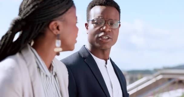 Business Black Woman Black Man Relax Rooftop Talking Speaking Jokes — Vídeo de stock