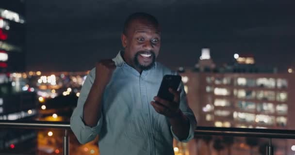 Success Celebration Black Man Phone City Rooftop Night Winner Wow — Stock Video