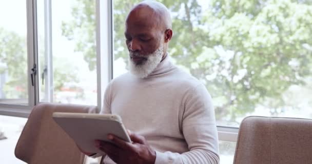Tablet Waiting Interview Senior Black Man Sitting Chair Line Recruitment — Stock Video