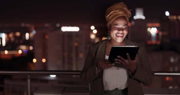 Tablet Νύχτα Και Μπαλκόνι Μια Μαύρη Γυναίκα Επιχείρηση Κάνει Έρευνα — Αρχείο Βίντεο