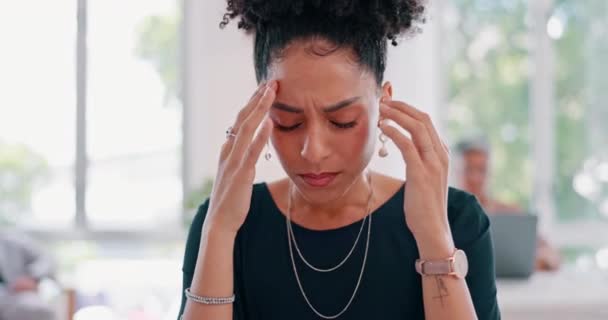 プロの燃え尽き ストレスや片頭痛 期限切れの問題や企業のうつ病に不満を持つ黒人女性 頭痛や痛み 疲れているビジネスの女性 職場の不安と精神衛生 — ストック動画