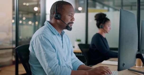 呼叫中心 客户支持和黑人的脸在办公桌上工作的计算机 在线和电话营销 Crm 请与我们联系 并向我们展示顾问的形象 以获得友好的服务 帮助和客户服务 — 图库视频影像