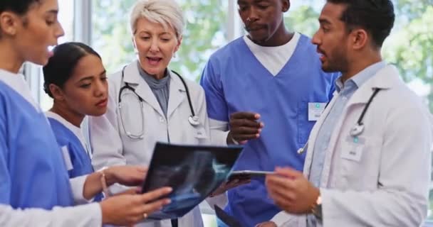 Sağlık Doktorlar Röntgen Danışma Hastanede Konuşma Sağlık Uzmanları Sağlık Hizmetleri — Stok video