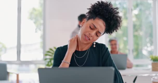 黒人女性とオフィスで首の痛み 燃え尽きて過労 アフリカ系アメリカ人女性 頭痛の種の最高経営責任者 Ceo と管理者 プロジェクトの疲れとストレス 肩のスケジュールと緊張 — ストック動画