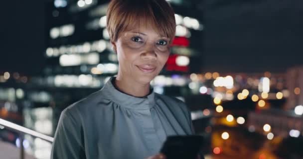Rooftop Black Woman Face Phone Typing Night Office Building Social — Vídeo de Stock