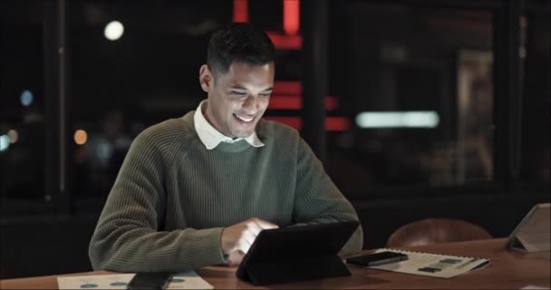 Tablet Night Office Businessman Smile Global Stock Market Finance Digital — Stockvideo