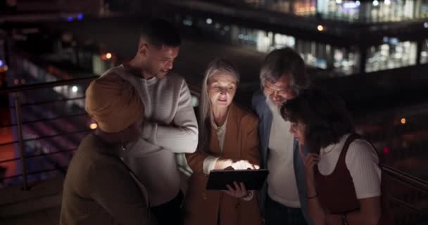 Tablet Collaboration Night Business Team Working Together City Office Balcony — Wideo stockowe