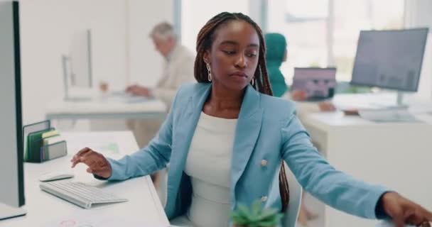 Documents Computer Business Black Woman Office Financial Review Kpi Analysis — Vídeos de Stock