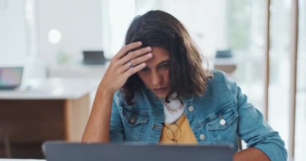 压力和女人与笔记本电脑 疲倦和过度工作的办公室 倦怠和压力与心理健康 头痛和有疲劳 沮丧和上网工作的管理员 — 图库视频影像