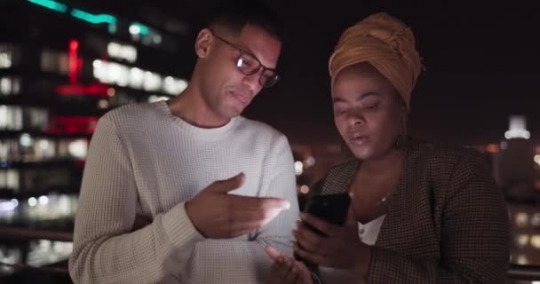 Night Man Black Woman Smartphone Connection Social Media Outdoor Latino — Video