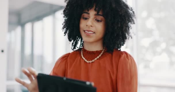 Corporate Black Woman Office Tablet Smile Communication Email Digital Marketing — Vídeo de stock