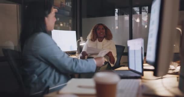 ビジネスの女性 パートナーシップや書類作成とのコラボレーション オフィスでの共同作業 パートナー 紙との会話と計画 デスクとコンピュータでの同僚 オンラインとヘルプ — ストック動画