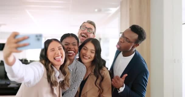職場の連帯のためのオフィスの自撮り ビジネスの人々と成功のための笑顔 モチベーションとチームビルディング サンフランシスコのソーシャルメディアのための写真の中の幸せな企業グループ スマートフォンや友人 — ストック動画