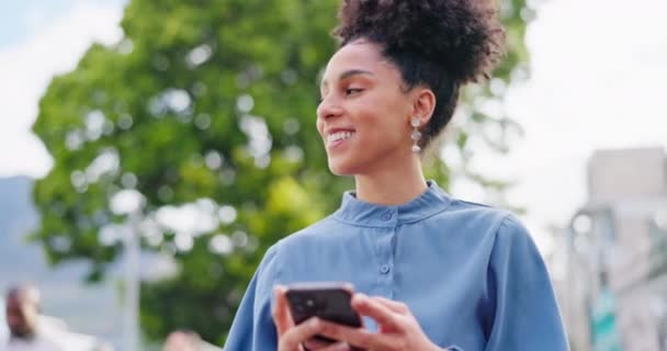 Τηλέφωνο Επικοινωνία Και Μια Μαύρη Επιχειρηματίας Που Περπατάει Πάρκο Για — Αρχείο Βίντεο