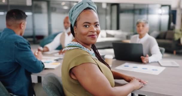在财务顾问初创阶段 黑人女性和策略与计划会议桌前会面 工作坊 头脑风暴和团队合作 与团队一起在会议室微笑的女人的脸 — 图库视频影像