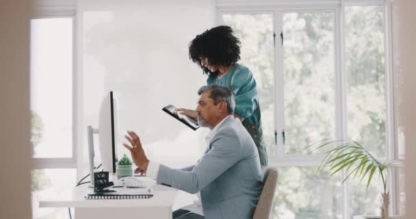 用数字营销Seo 抄写数据或电子邮件营销指导黑人妇女的问题 领导或经理 辅导或高级雇员辅导 培训或帮助工人 — 图库视频影像