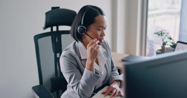 コールセンター 女性と幸せなCrmまたは顧客サポートコンサルタントは 彼女のテレマーケティングデスクで話をし ネットワーキングし 販売を行う オフィス勤務中にヘッドフォンの女性コンサルティングにお問い合わせください — ストック動画