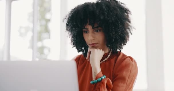 Laptop Thinking Report Business Black Woman Sitting Desk Her Hands — Vídeo de stock
