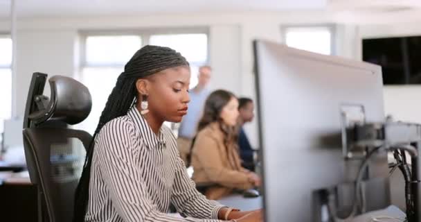 黑人妇女 电脑和打字为Seo 营销和专注于视觉 目标和指标与办公室团队 非洲数字营销专家 Working Kpi Research Planning Web — 图库视频影像