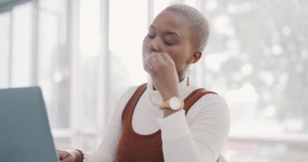 期限付きのプロジェクトで作業ノートパソコン上のバーンアウト ストレスやプロの黒人女性 フラストレーションとアフリカのビジネス従業員オフィスでコンピュータの研究を行う頭痛の種 — ストック動画