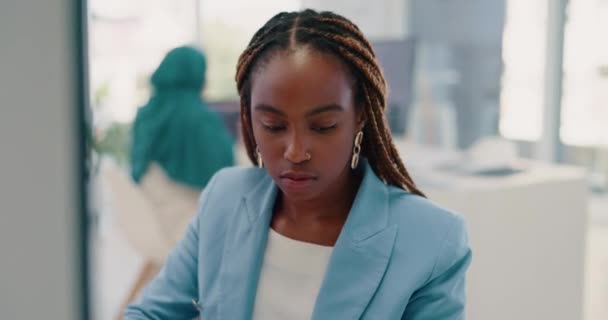 计算机和工作的黑人妇女在办公室阅读 打字和评论在线营销策略 集中和忙于项目的研究 技术和女雇员 — 图库视频影像