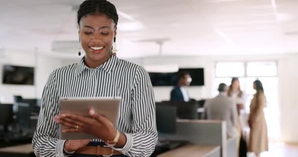 Планшет Дослідження Дизайн Бізнес Чорною Жінкою Роботі Використовуючи Інтернет Своєму — стокове відео