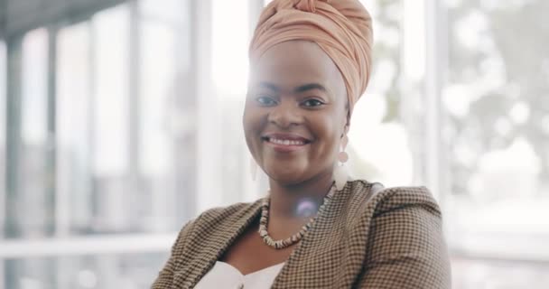 オフィスビルの肖像画 顔や黒の女性は 机の上に電子メールマーケティングに取り組んで幸せな笑顔で 目標または成功の考え方を持つ人的資源 スタートアップまたはアフリカの労働者 — ストック動画