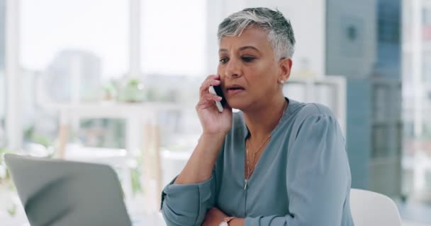Senior Business Woman Phone Call Laptop Office Online Collaboration Web — Vídeo de stock