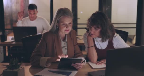 Laptop Tablet Business People Teamwork Night Project Digital Finance Portfolio — Stockvideo