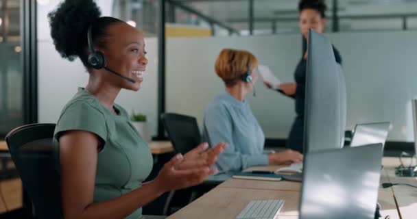 黑人妇女或经理在呼叫中心培训 辅导或帮助电话销售代理 为办公室工作人员提供支持或建议的客户服务 管理或团队领导 — 图库视频影像