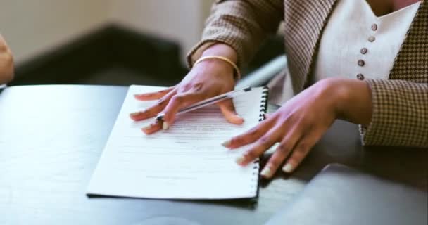 Kontrak Tangan Dan Tanda Tangan Dengan Kemitraan Atau Perekrutan Karyawan — Stok Video