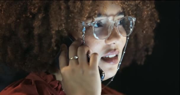 Ночь Телефонный Звонок Черная Женщина Разговаривают Офисе Беседуют Говорят Работая — стоковое видео