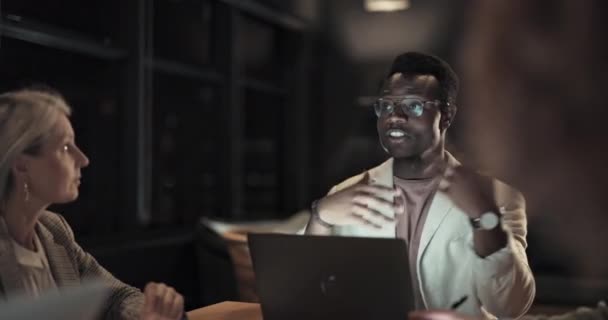Business Black Man Leader Staff Night Conversation Planning Teamwork Office — Vídeo de stock