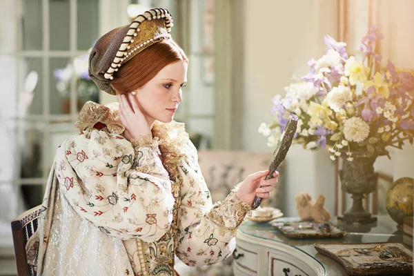 我的确是王国中最美丽的 一个优雅而高贵的女人 在宫殿房间的镜子里自我欣赏 — 图库照片