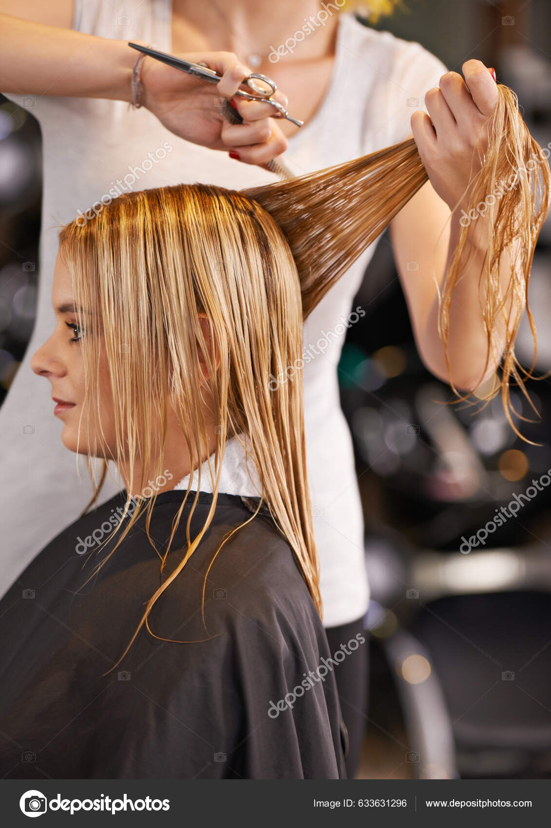Going Shorter Woman Having Her Hair Cut Salon — Stock Photo