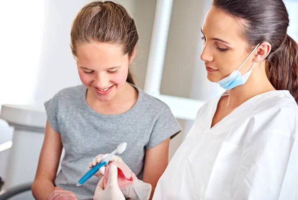 Gentle Thorough Dentist Giving Oral Hygiene Advice Little Girl — Zdjęcie stockowe