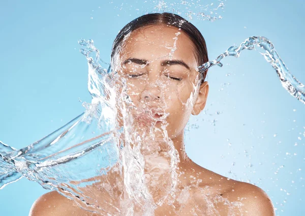 Skincare Woman Water Splash Shower Face Cleaning Beauty Blue Studio — Foto Stock