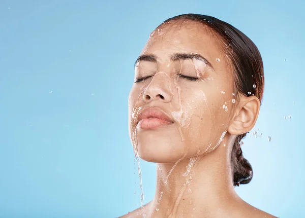 Woman Face Skincare Water Splash Blue Background Studio Healthcare Wellness — Foto Stock
