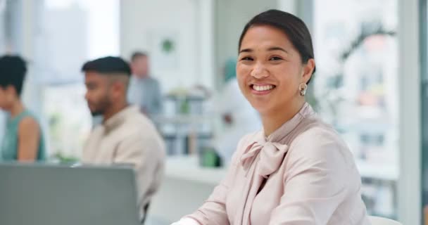 オフィス デスク ビジネスの提案 プロジェクトや計画に取り組んで笑顔でビジネス女性の顔 リーダーシップ 経営のキャリアのためのコンピュータと企業の職場でのアジアの労働者 — ストック動画