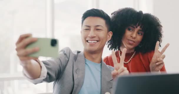 Phone Selfie Business People Peace Office Teamwork Collaboration Friendly Workspace — Stockvideo